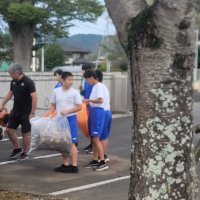 落ち葉掃きで「おめでとう！」～　生活委員会､創立記念日企画　～