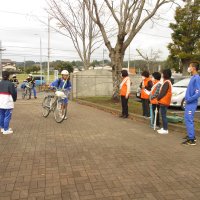 朝の挨拶運動を地域の方と行いました。